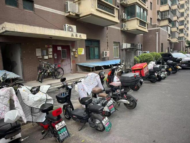 小区单元门前建充电车棚可行吗？